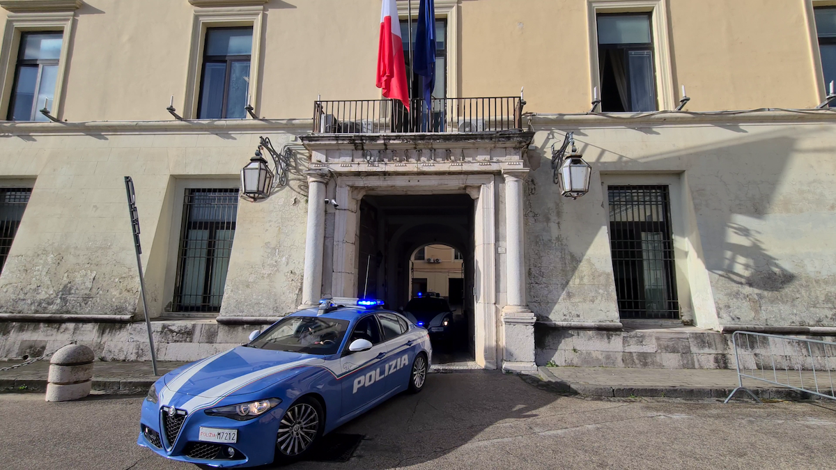 Si presenta in questura per chiedere protezione ma scoprono che deve scontare una pena: arrestato 40enne