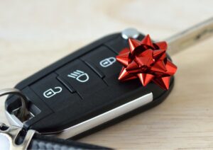 Ti comprai l’auto da sposati, ora non lo siamo più. Restituiscimi i soldi: la cassazione apre al rimborso