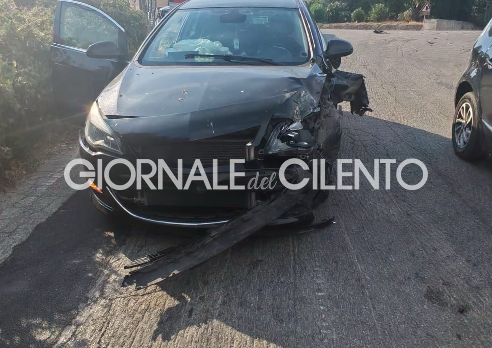 Laureana Cilento, scontro tra auto e trattore sulla Via del Mare: ferita lievemente una giovane coppia