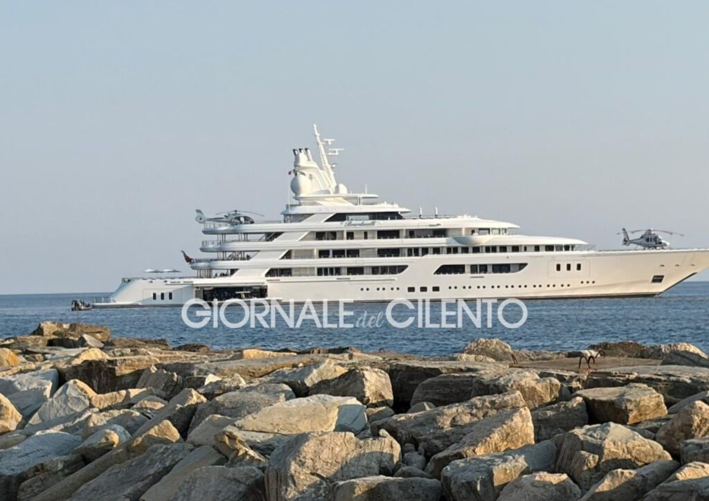 Campania, l’ambasciatore Usa Fertitta in visita ad Acciaroli a bordo del superyacht “Boardwalk”