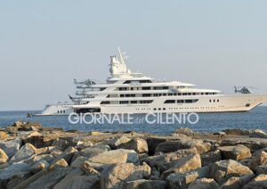 Campania, l’ambasciatore Usa Fertitta in visita ad Acciaroli a bordo del superyacht “Boardwalk”