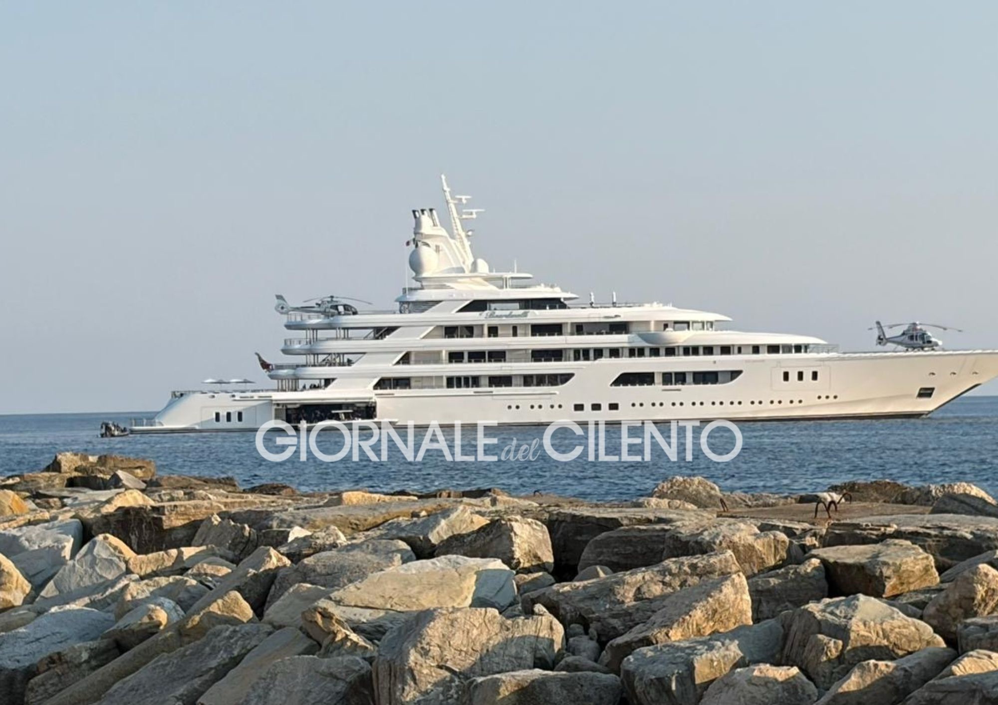 Campania, l’ambasciatore Usa Fertitta in visita ad Acciaroli a bordo del superyacht “Boardwalk”