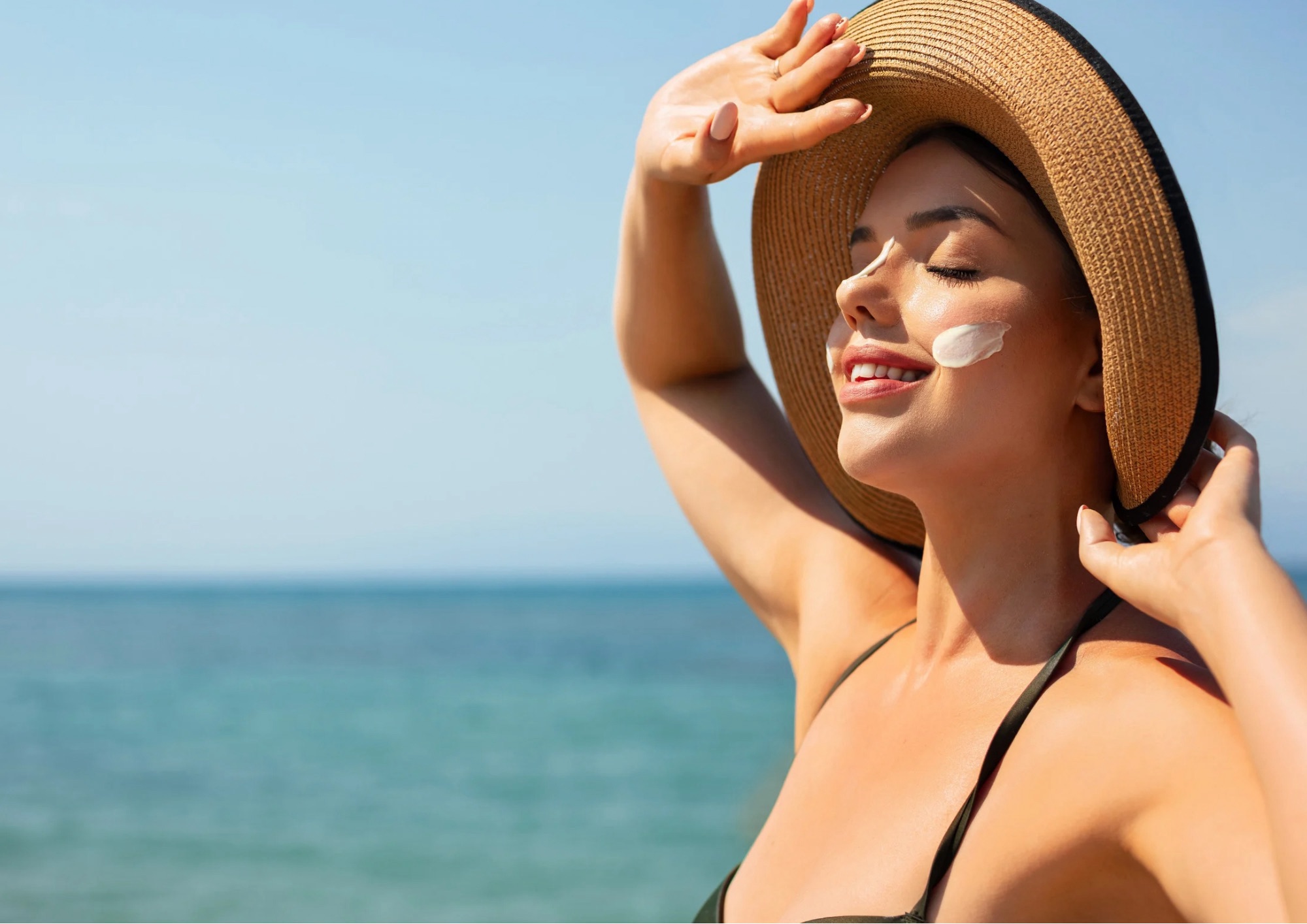 Primi bagni al mare, come proteggere la pelle dal sole: le regole per un’esposizione sicura
