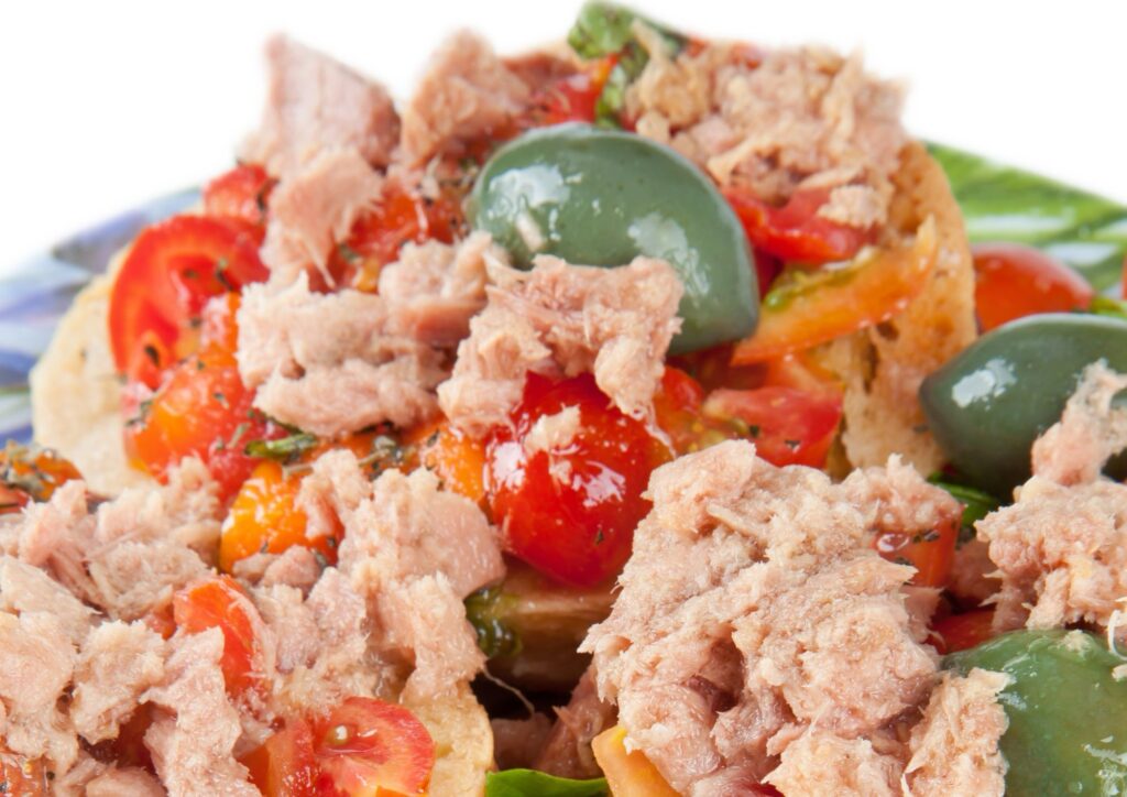 Frisella estiva con tonno, papaccella e olive verdi: il gusto fresco del Sud conquista l’estate