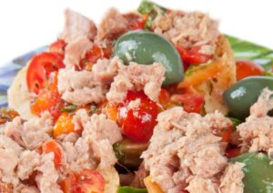 Frisella estiva con tonno, papaccella e olive verdi: il gusto fresco del Sud conquista l’estate