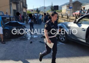 Scontro tra due auto in via Casarsa a Eboli: due feriti, uno in ospedale