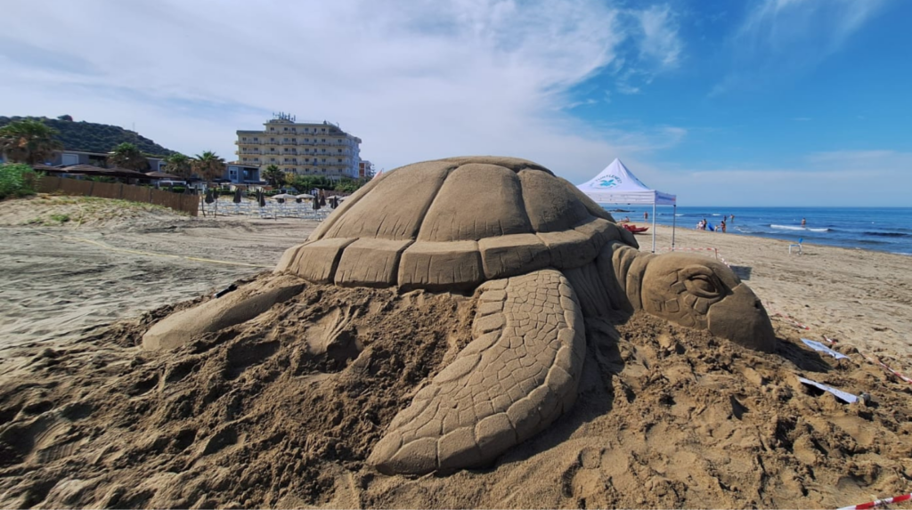 Oggi è la Giornata mondiale delle tartarughe marine, inaugurata ad Acciaroli la grande scultura di sabbia