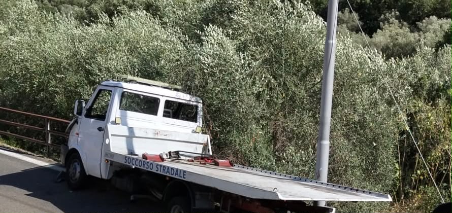 Montecorice, carro attrezzi sfonda la barriera di protezione e resta sospeso nel vuoto: paura sulla Via del Mare