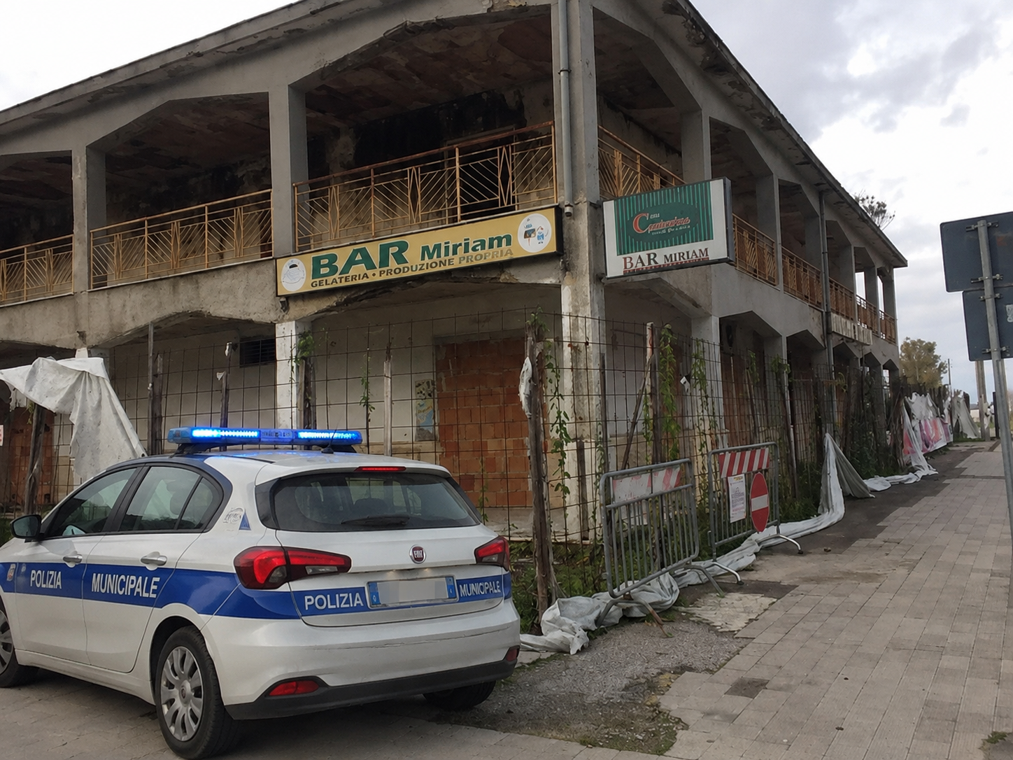 Capaccio Paestum, sgombero ex Cinema Myriam: aggredita ufficiale polizia locale, denunciato un 25enne