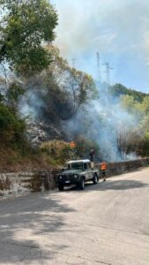 Incendio sulle colline di Rocca Cilento, fiamme minacciano abitazioni: in azione vigili del fuoco e Aib