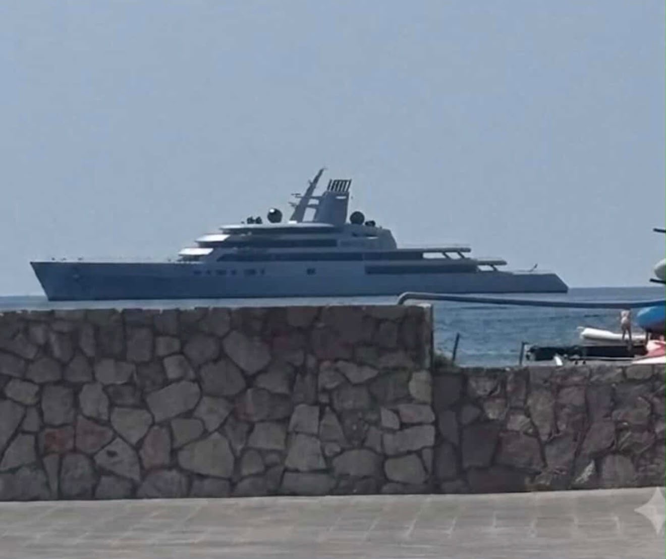 Il mega yacht da 450 milioni di dollari avvistato al largo del Cilento: è il “Dragonfly” del cofondatore di Google