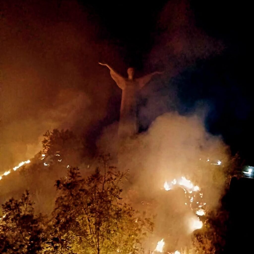 Maratea, vasto incendio sul Monte Biagio: chiusi il Cammino di San Biagio e la Via Ferrata