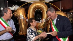 Castellabate in festa per i 100 anni di Carmela Guariglia: gli auguri dell’amministrazione comunale