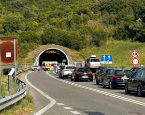 Schianto sulla Cilentana nella galleria di Pattano: muore motociclista, grave la passeggera
