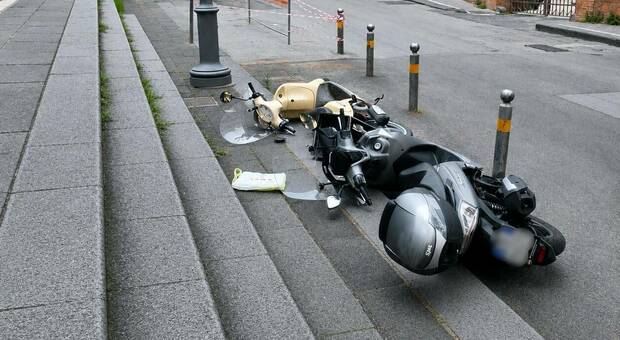 Salerno, abbatte tre scooter parcheggiati e fugge: vandalo ripreso dalle telecamere
