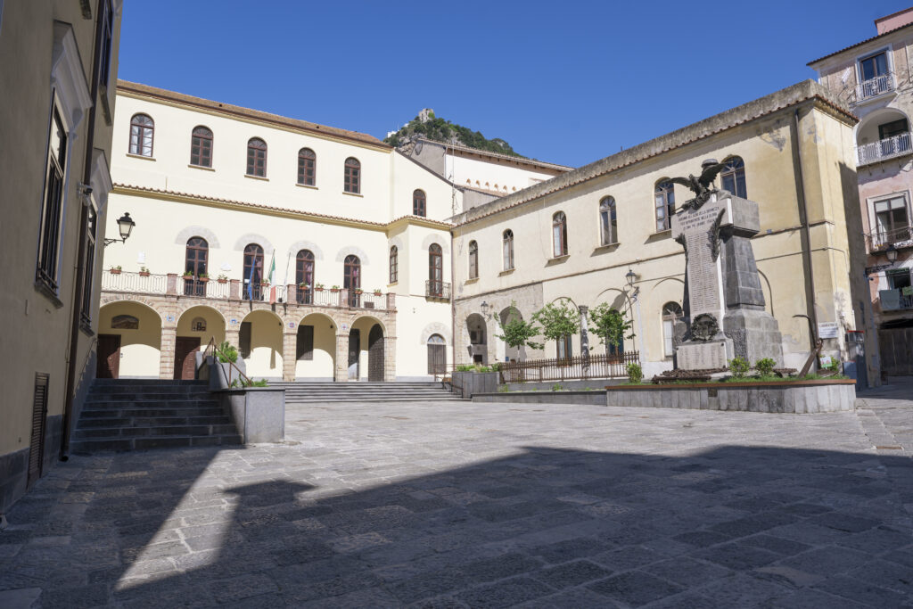 Amalfi, completata la riqualificazione di Piazza Municipio: nuovo ascensore e spazi rinnovati