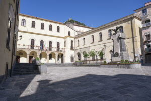 Amalfi, completata la riqualificazione di Piazza Municipio: nuovo ascensore e spazi rinnovati