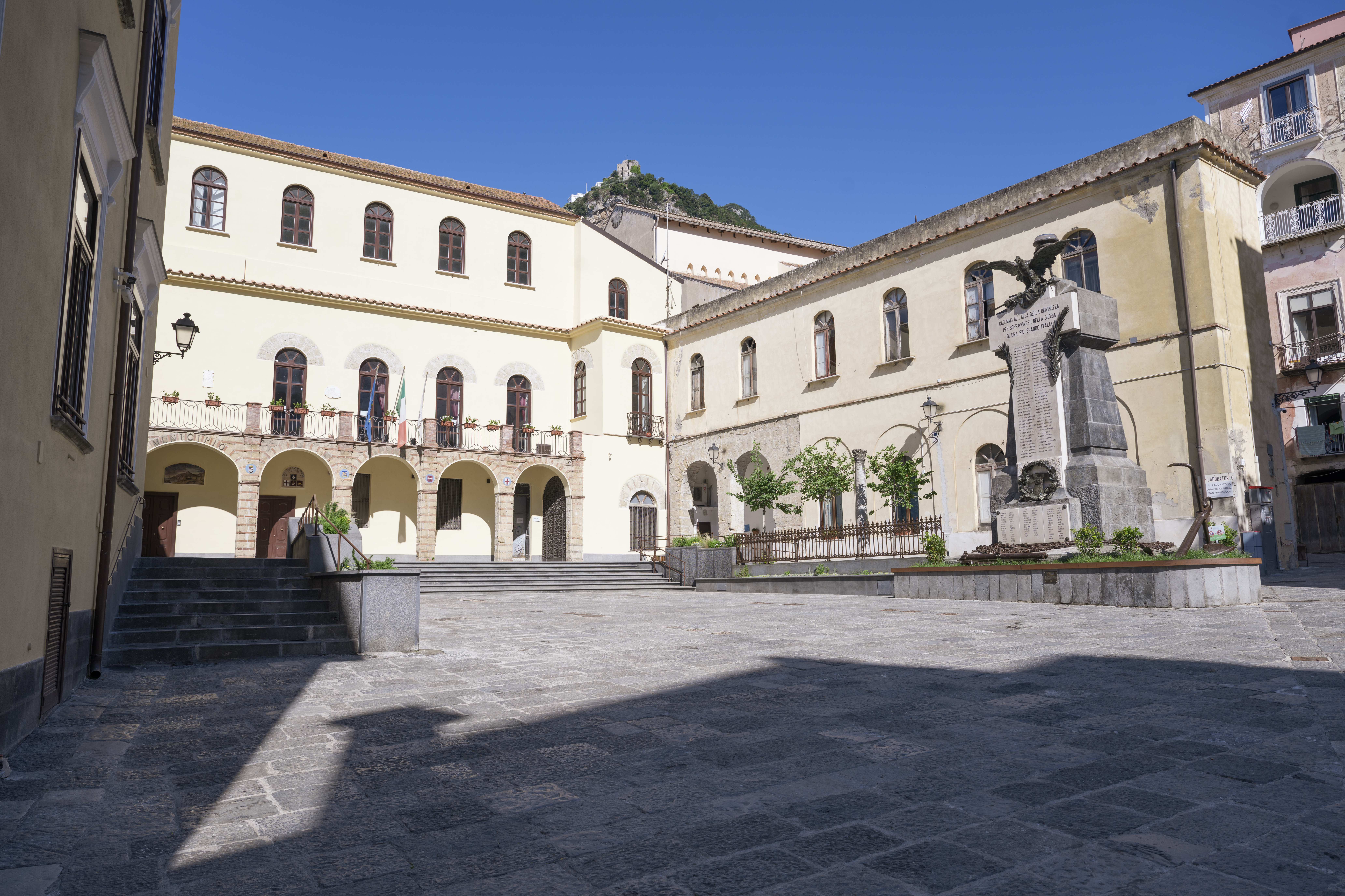 Amalfi, completata la riqualificazione di Piazza Municipio: nuovo ascensore e spazi rinnovati
