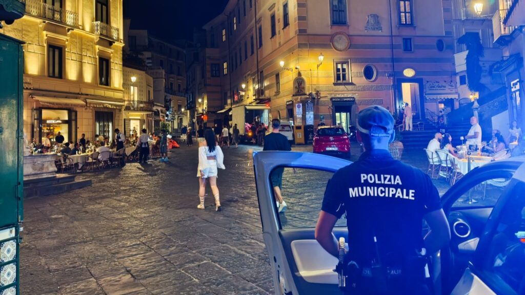 Amalfi rafforza i controlli: vigili in strada fino alle 4 di notte