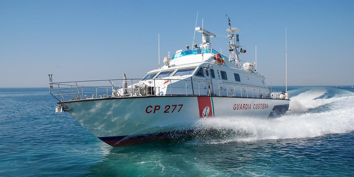 Barca imbarca acqua al largo della Costiera Amalfitana: paura durante un addio al celibato, sette persone salvate