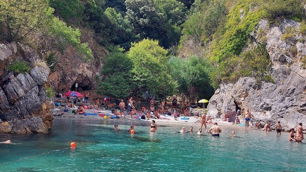 Camerota, turista disperso in mare dopo un tuffo: ritrovato su una spiaggia