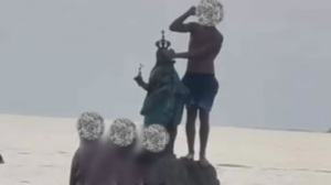 Castellabate, turista si tuffa aggrappandosi alla statua della Madonna: si cerca il responsabile