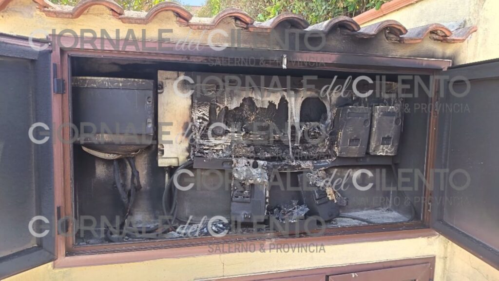 Casal Velino, contatori elettrici in fiamme in un condominio: possibile causa il caldo