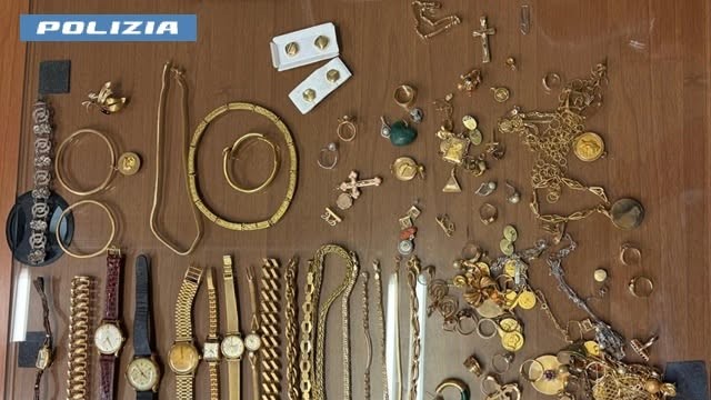 Finti poliziotti raggirano un’anziana, la Polizia recupera preziosi per 125mila euro: due denunciati