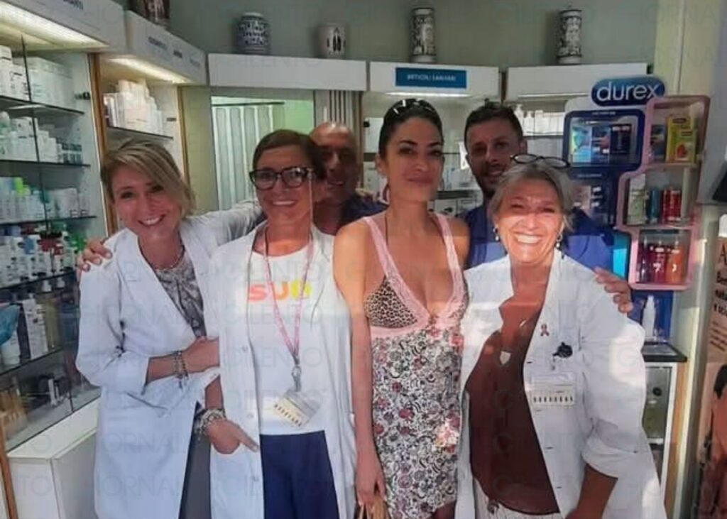Elodie a Castellabate: tappa in farmacia e passeggiata sul lungomare insieme alla compagna
