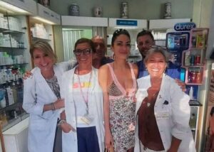 Elodie a Castellabate: tappa in farmacia e passeggiata sul lungomare insieme alla compagna