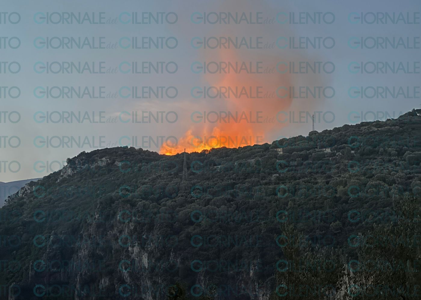 Incendi a Lentiscosa, tre focolai attivi dal pomeriggio: nella notte si continua solo da terra