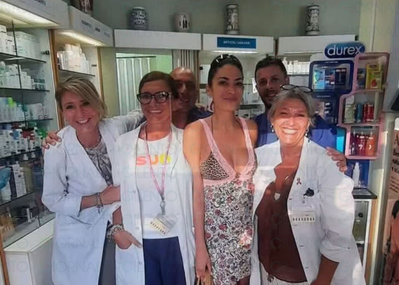 Elodie a Castellabate: tappa in farmacia e passeggiata sul lungomare insieme alla compagna