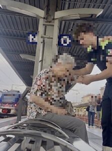 Salerno, anziana colta da malore in stazione: soccorsa da un volontario della Protezione Civile