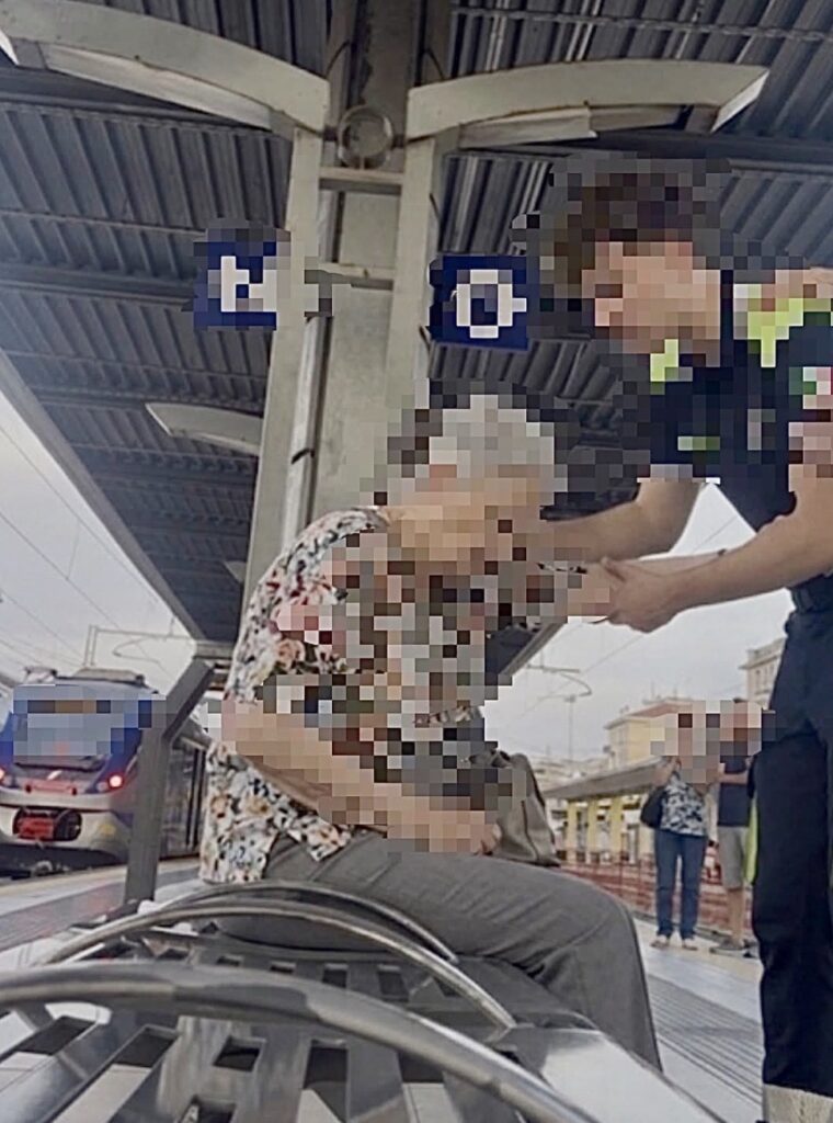 Salerno, anziana colta da malore in stazione: soccorsa da un volontario della Protezione Civile