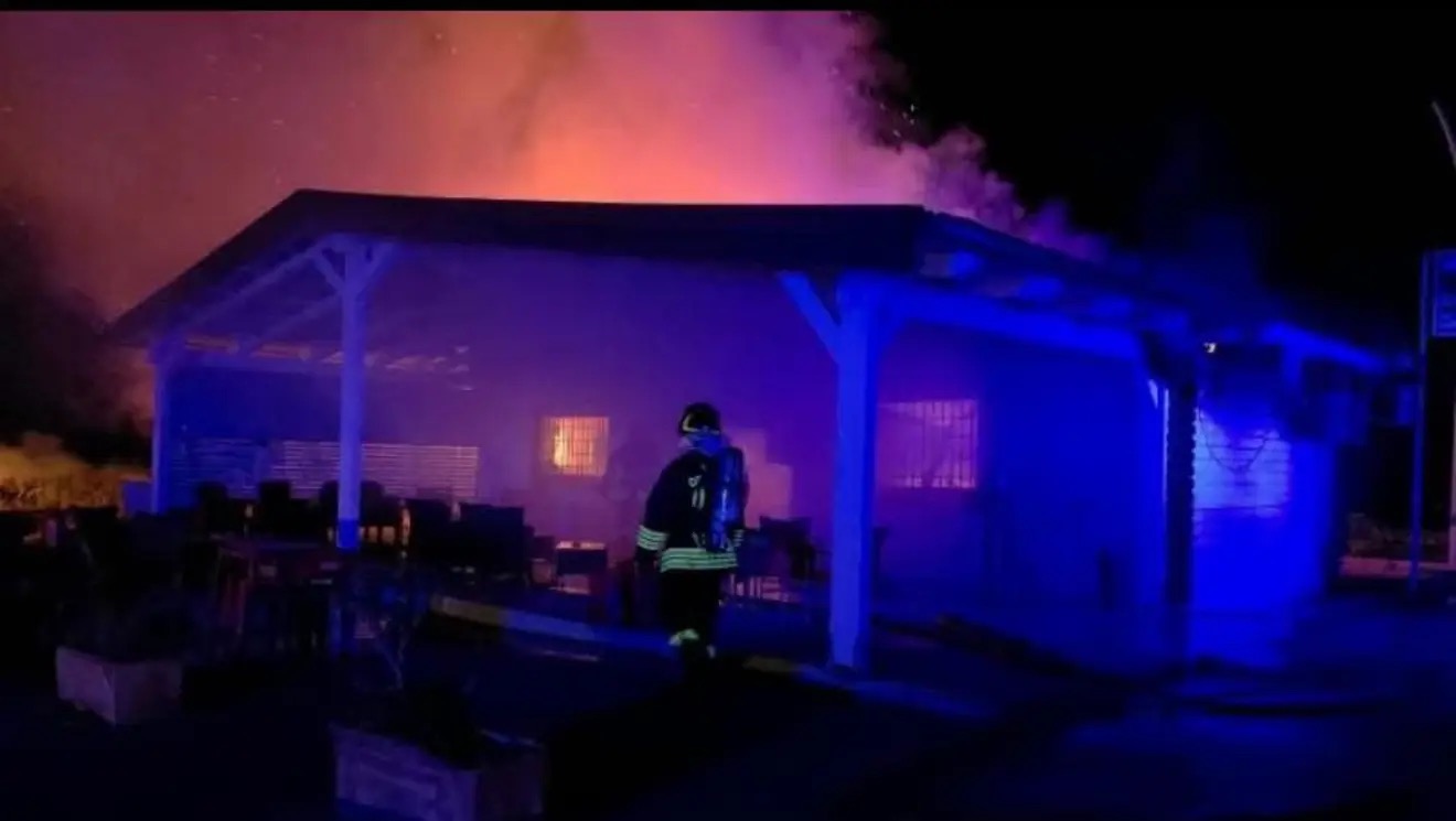Polla, incendiò il bar-tabacchi di un distributore: fermato un 51enne