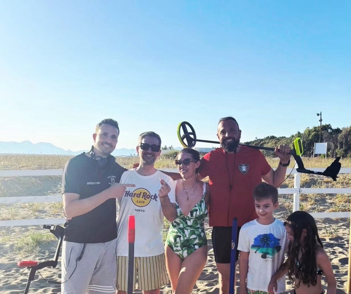 Perde la fede nuziale sulla spiaggia di Capaccio Paestum, ritrovata grazie al metal detector