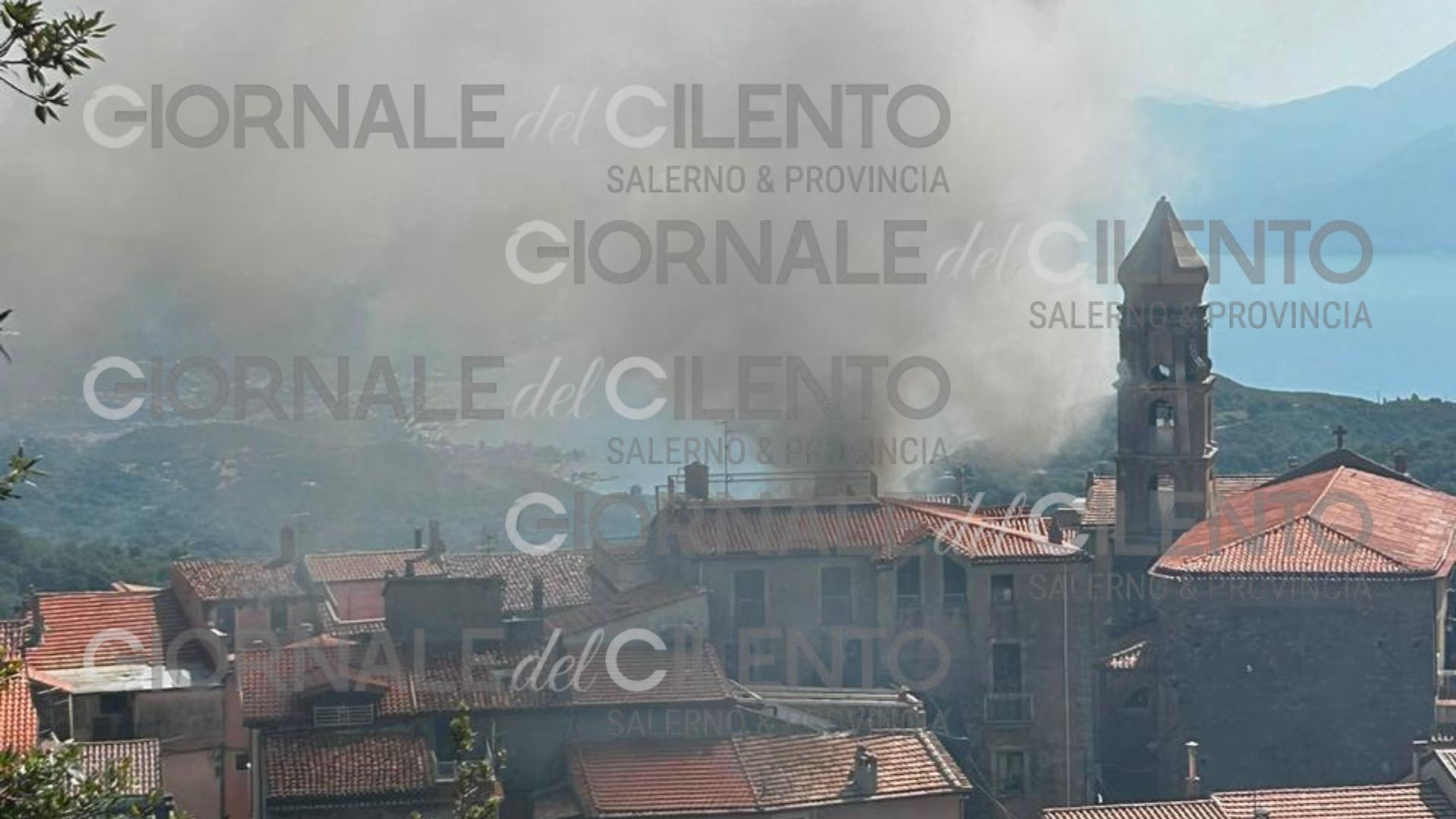 San Giovanni a Piro, incendio in un garage: scattano i soccorsi in piazza San Gaetano