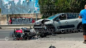 Casal Velino, violento schianto tra moto e auto: ci sono feriti