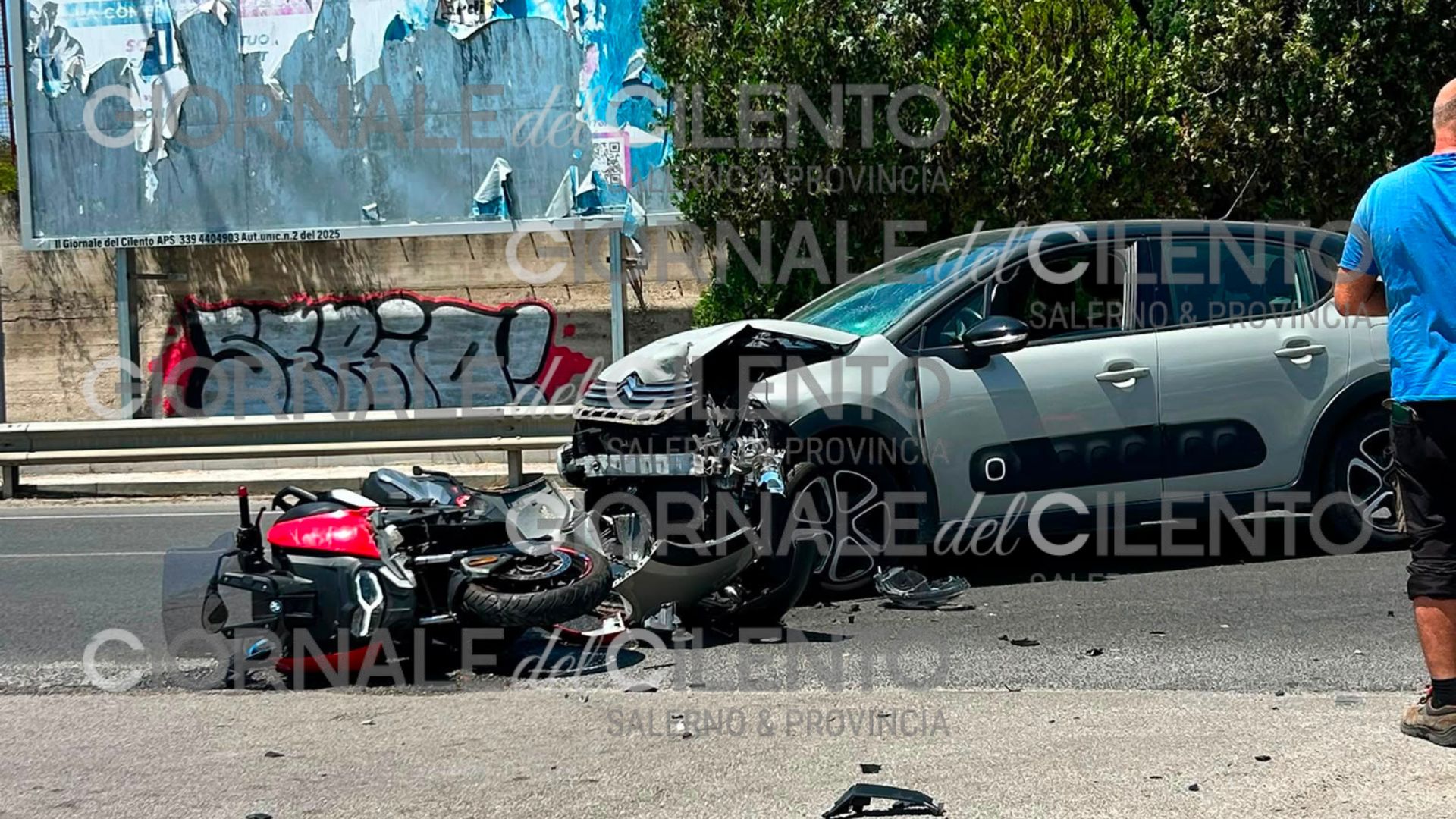 Casal Velino, violento schianto tra moto e auto: ci sono feriti