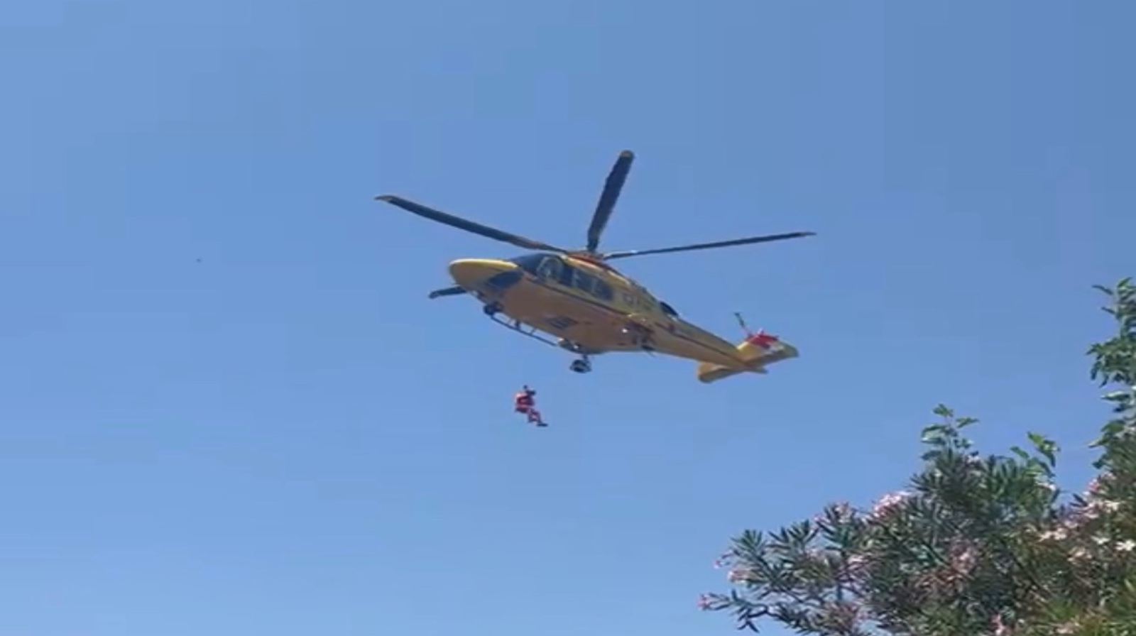 Montecorice, cede una staccionata: 22enne precipita per tre metri, trasferita in elisoccorso
