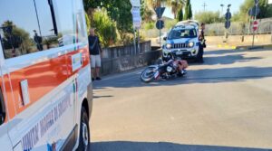 Pontecagnano, scontro tra auto e moto all’incrocio: due persone in ospedale