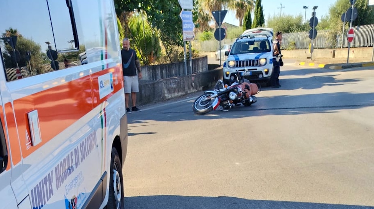 Pontecagnano, scontro tra auto e moto all’incrocio: due persone in ospedale