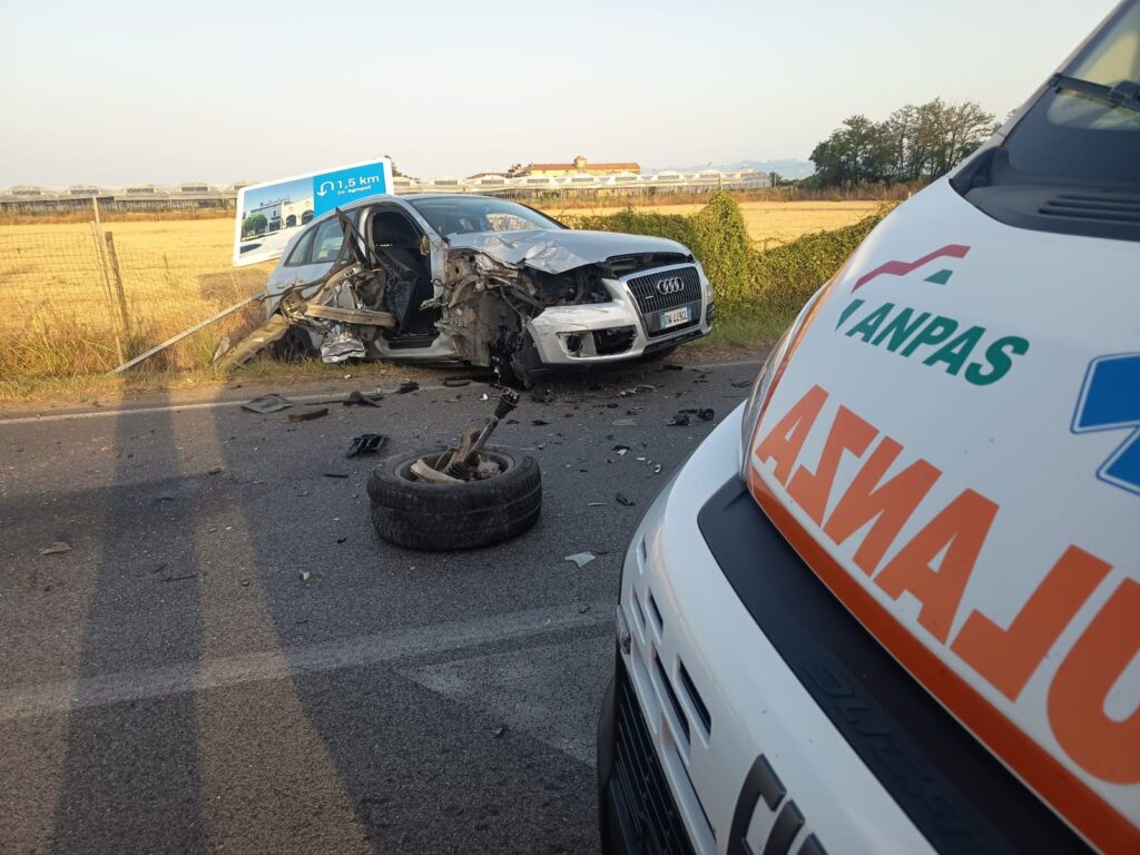 Incidente sulla SS18 a Eboli, scontro tra auto e furgone: un mezzo si ribalta