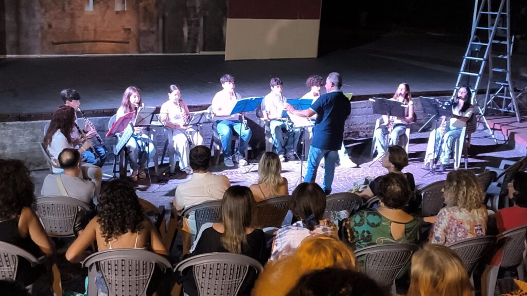 Bellizzi, al via la 33ª edizione di “BellizziTeatro”: sei spettacoli all’Arena Troisi tra tradizione e giovani talenti