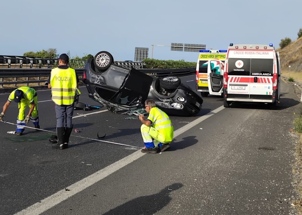 Incidente sull’autostrada ad Eboli, quattro persone coinvolte: feriti trasportati in ospedale