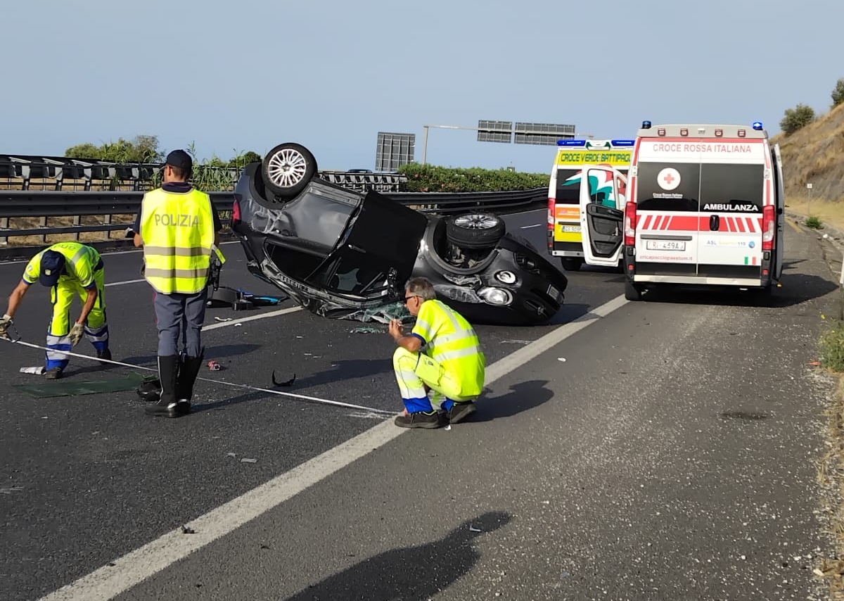 Incidente sull’autostrada ad Eboli, quattro persone coinvolte: feriti trasportati in ospedale