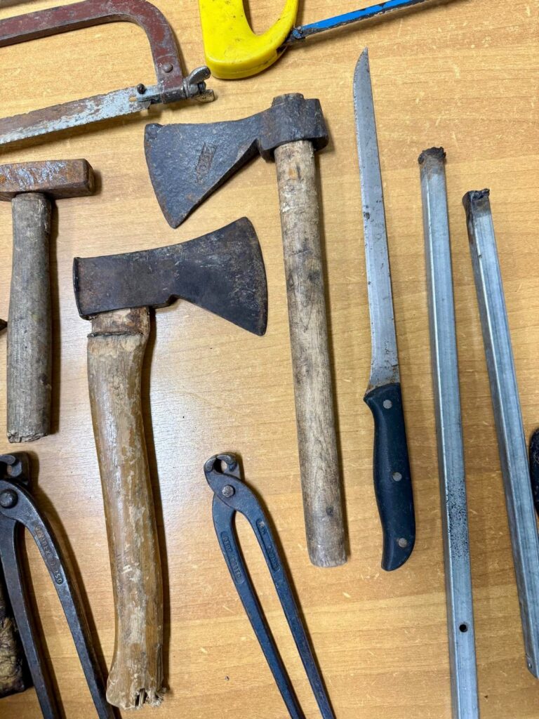 Capaccio Paestum, fermati nella notte con asce, coltello e attrezzi da scasso: denunciati due uomini