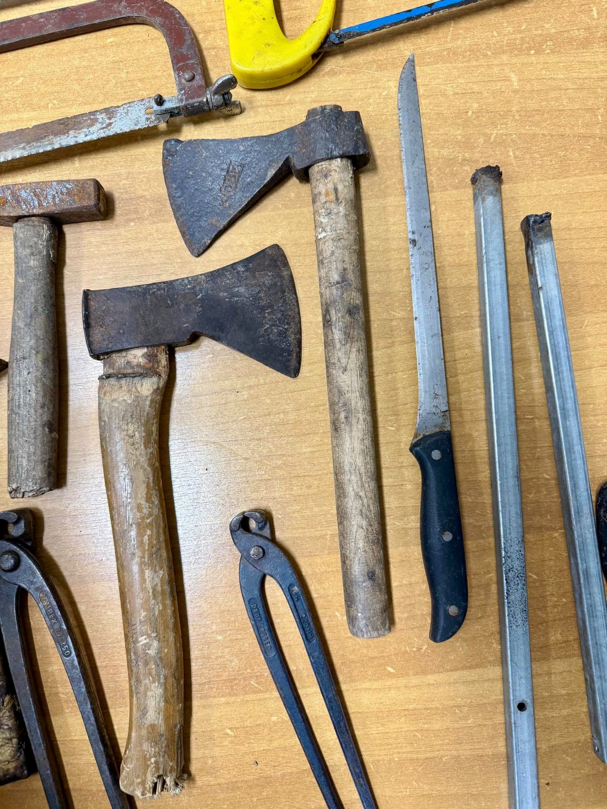 Capaccio Paestum, fermati nella notte con asce, coltello e attrezzi da scasso: denunciati due uomini