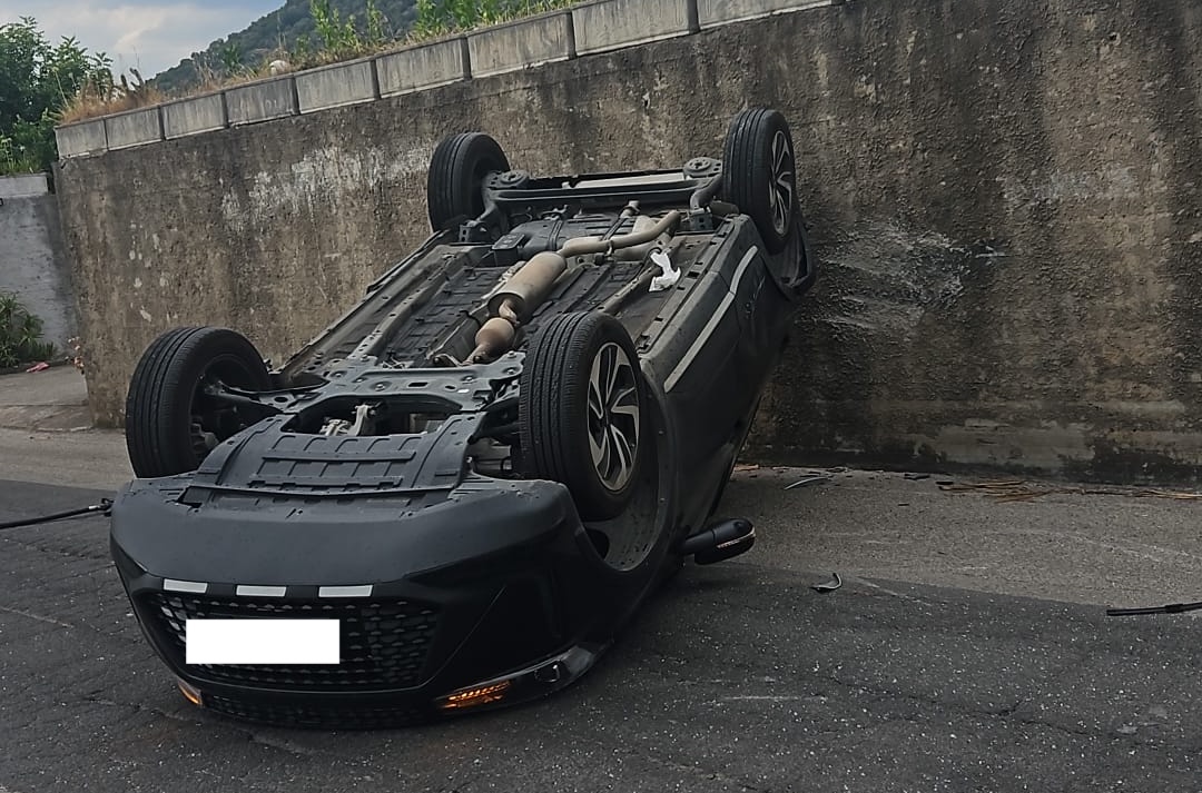 Auto si ribalta in viale Giuseppe Verdi a Salerno: due feriti trasportati in ospedale