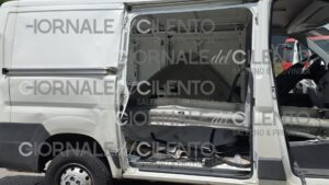 Paura lungo la Bussentina: furgone trafitto dal guard rail, ferita una ragazza